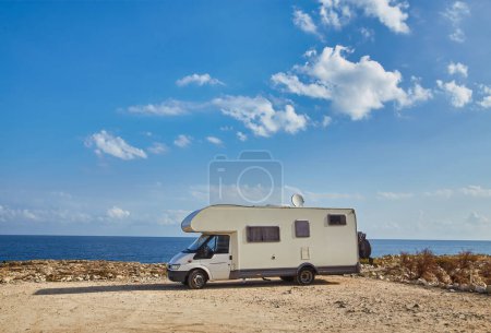Wohnmobil Wohnwagen an der Mittelmeerküste in Italien. Wildes Zelten am Meer. Urlaub und Reisen im Wohnmobil.