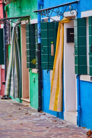 Téléchargez les photos : Murs pittoresques avec fenêtres et portes avec volets sur la célèbre île de Burano, Venise, Italie
. - en image libre de droit