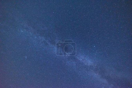 Foto de Piérdete en la belleza de la Vía Láctea con esta impresionante fotografía. El cielo nocturno está lleno de estrellas y constelaciones, lo que lo convierte en un fondo perfecto para cualquier proyecto. Úsalo como telón de fondo para tus diseños o materiales de marketing y añade un toque - Imagen libre de derechos