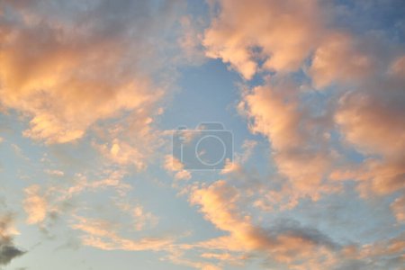 Ein faszinierendes Fragment des Himmels, eine natürliche Kulisse mit bunten Wolken mit faszinierenden Formen, die von der untergehenden Sonne beleuchtet werden und eine atemberaubende Leinwand aus Farben und Mustern schaffen
