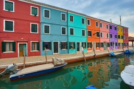 Foto de Pintorescas paredes con ventanas y puertas con persianas en la famosa isla de Burano, Venecia, Italia
. - Imagen libre de derechos