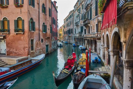 Téléchargez les photos : Vue sur le canal le matin à l'aube. Venise, Italie
. - en image libre de droit