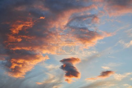 Foto de Cielo nublado colorido al atardecer. Color degradado. Textura del cielo, fondo de naturaleza abstracta - Imagen libre de derechos