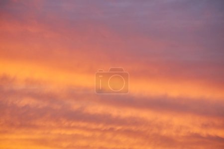 Téléchargez les photos : Une vue captivante sur le ciel au coucher du soleil, des couleurs vives peignant les nuages. La danse de la nature se déroule, les nuages se déplacent gracieusement dans la lumière du soir - en image libre de droit
