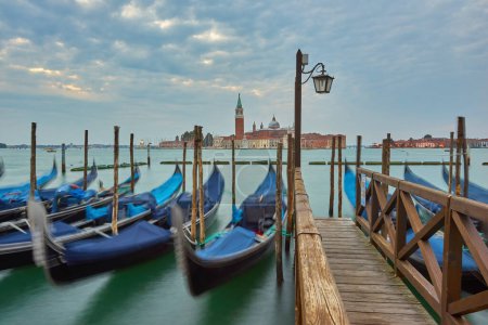 Téléchargez les photos : Gondoles sur la place Saint-Marks à Venise, en Italie, avant un lever de soleil spectaculaire - en image libre de droit