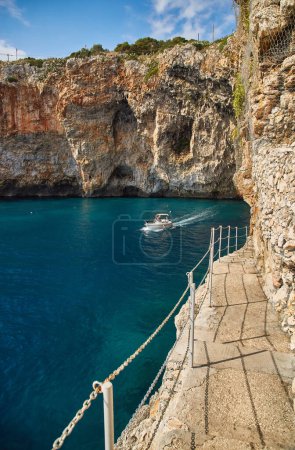 Téléchargez les photos : Pouilles, Grotta Zinzulusa, Italie - Un bateau à moteur à la célèbre grotte de Zinzulusa - en image libre de droit