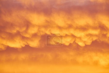 Foto de Cloudscape of cumulus sunset clouds with sunlight. - Imagen libre de derechos