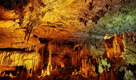 Téléchargez les photos : Les grottes de Castellana sont un remarquable système de grottes karstiques situé dans la municipalité de Castellana Grotte, Italie - en image libre de droit