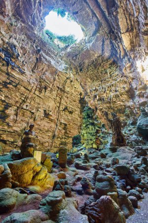 Foto de Cuevas de Castellana, Puglia, Italia. Se elevan a menos de dos kilómetros de la ciudad en el sureste de Murge a 330 m.s.l.m. meseta de piedra caliza formada en el Cretácico superior. - Imagen libre de derechos