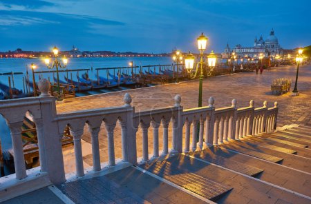 Téléchargez les photos : Venise nuit romantique lanterne ville lumière réflexion - en image libre de droit