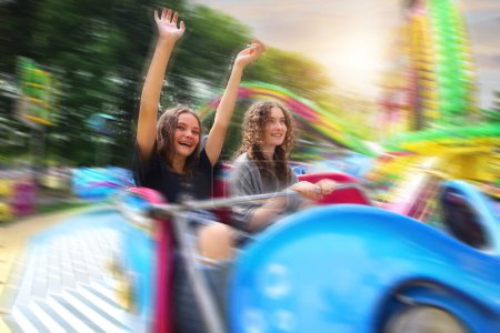 Téléchargez les photos : Friends are having fun at an amusement park - en image libre de droit