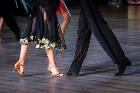 Téléchargez les photos : Couple danse latine danse sur la piste de danse - en image libre de droit