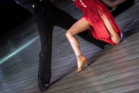 Téléchargez les photos : Couple danse latine danse sur la piste de danse - en image libre de droit