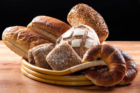 Foto de Varios tipos de pan fresco sobre la mesa - Imagen libre de derechos