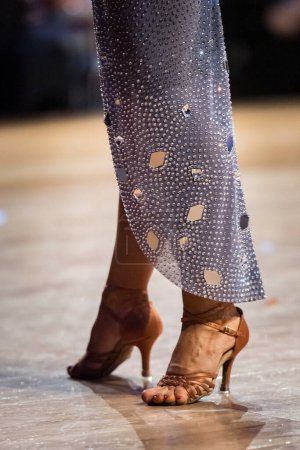 Foto de Pareja bailando baile latino en la pista de baile - Imagen libre de derechos