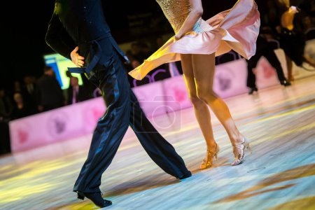 Foto de Piernas de una pareja bailando baile latino - Imagen libre de derechos