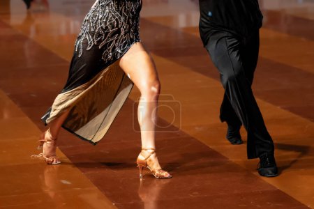 Téléchargez les photos : Un couple danse une danse latine. les jambes d'un couple dansant - en image libre de droit