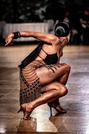 Téléchargez les photos : Gracieuse danseuse sexy danse danse latine - en image libre de droit