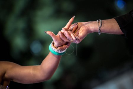 Téléchargez les photos : Couple danse latine tenant la main - en image libre de droit