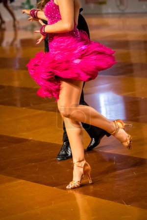 Foto de La pareja baila un baile latino. las piernas de una pareja de baile - Imagen libre de derechos