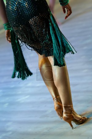 Foto de Elegante sexy bailarina baila baile latino - Imagen libre de derechos