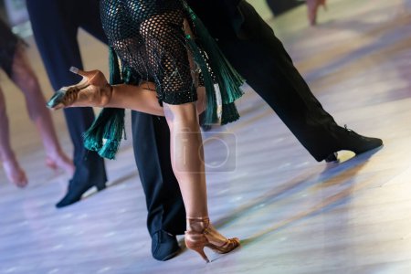 Foto de Una pareja baila un baile latino. las piernas de una pareja de baile - Imagen libre de derechos