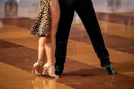 Foto de La pareja baila un baile latino. las piernas de una pareja de baile - Imagen libre de derechos