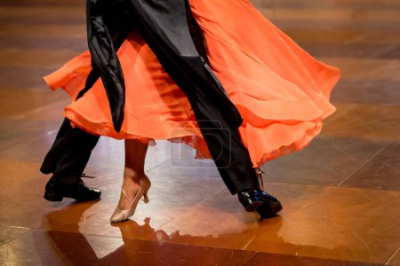 Foto de Pareja bailando baile estándar en la pista de baile - Imagen libre de derechos