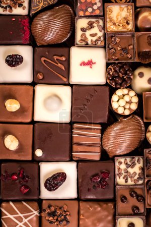 Foto de Surtido de dulces de chocolate fino, chocolate blanco, oscuro y de leche - Imagen libre de derechos