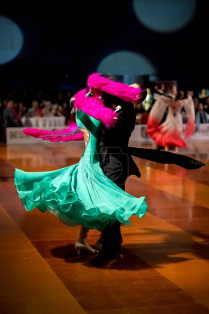 Téléchargez les photos : 26.03.2022, Szczecin, Pologne Salle de bal Tornament : danse de couple danse standard sur la piste de danse - en image libre de droit
