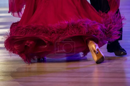Foto de 26.03.2022, Szczecin, Polonia Torneo de salón: pareja bailando baile estándar en la pista de baile - Imagen libre de derechos