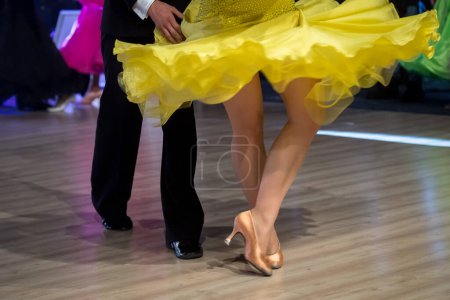 Foto de 26.03.2022, Szczecin, Polonia Torneo de salón: pareja bailando baile estándar en la pista de baile - Imagen libre de derechos