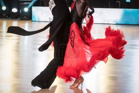 Téléchargez les photos : 26.03.2022, Szczecin, Pologne Salle de bal Tornament : danse de couple danse standard sur la piste de danse - en image libre de droit