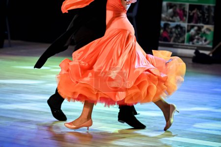 Téléchargez les photos : Danse de couple danse standard sur la piste de danse - en image libre de droit