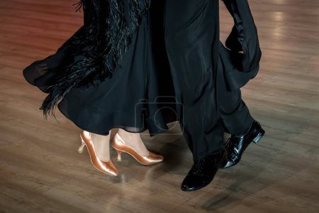 Foto de Pareja bailando baile estándar en la pista de baile - Imagen libre de derechos