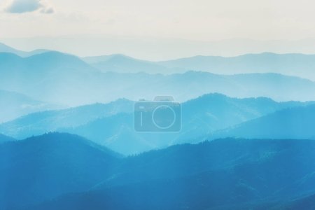 Téléchargez les photos : Montagnes bleues sommet paysage naturel avec brouillard et brouillard - en image libre de droit