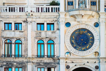Uhr am Markusturm in Venedig