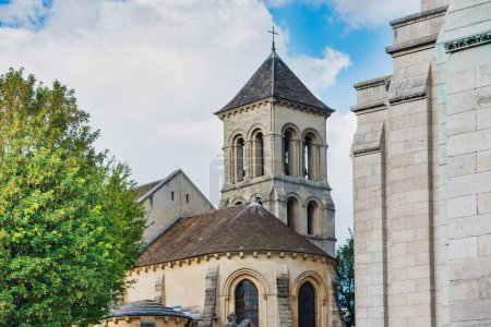 Kirche des Heiligen Peter von Montmartre mit Turm. Montmartre, Paris, Frankreich