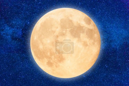 Vollorangefarbener Mond am dunkelblauen Nachthimmel mit vielen Sternen, Mondprogramm-Konzept