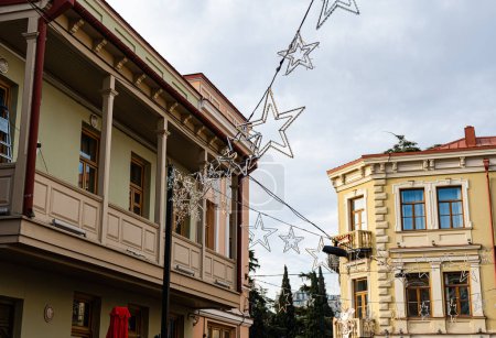 Weihnachtsbeleuchtung und Dekoration der Straßen der Altstadt von Tiflis, der Hauptstadt Georgiens