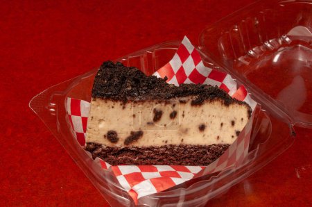 Foto de Pedazo de pastel de mousse de chocolate tradicional decadentemente delicioso - Imagen libre de derechos