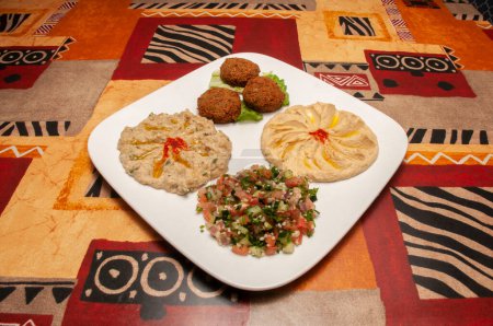 Téléchargez les photos : Véritable plat de cuisine labanaise connu sous le nom de plateau de falafels - en image libre de droit