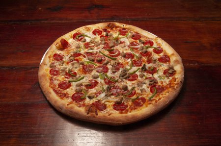 Téléchargez les photos : Délicieux fromage sauce tomate recouvert de tarte à pizza suprême chaude et savoureuse - en image libre de droit