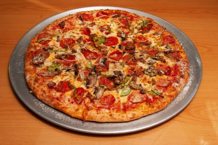 Téléchargez les photos : Délicieux fromage sauce tomate recouvert de tarte à pizza suprême chaude et savoureuse - en image libre de droit