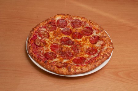Téléchargez les photos : Délicieux fromage sauce tomate recouvert de pizza pepperoni chaude et savoureuse - en image libre de droit