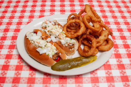 Téléchargez les photos : Hot-dog traditionnel à base de bœuf ou de porc sur un pain aux rondelles d'oignon - en image libre de droit