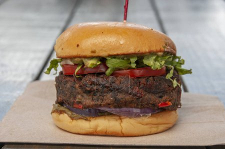 Foto de Sándwich delicioso conocido como la hamburguesa imposible - Imagen libre de derechos