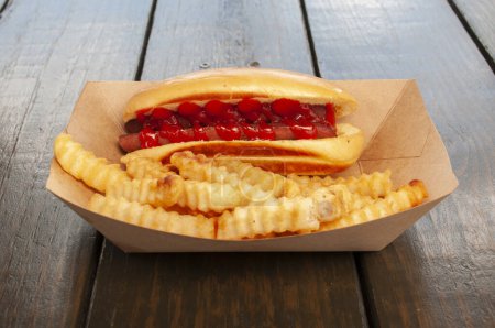 Téléchargez les photos : Hot dog traditionnel à base de bœuf ou de porc avec frites - en image libre de droit