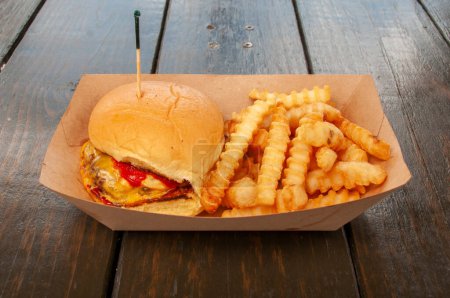 Téléchargez les photos : Délicieux cheeseburger et une commande de frites. - en image libre de droit