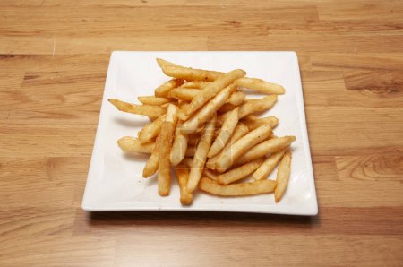 Téléchargez les photos : Délicieuses pommes de terre frites prêtes à être mangées - en image libre de droit